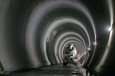 Готтард — самый длиннющий туннель в мире. Путешествие под Альпами на скорости 220 км в час!