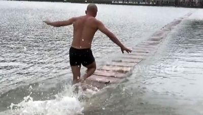 Китайский монах пробежал по воде 125 метров. Видео